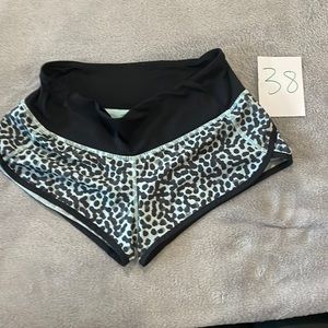 Lululemon speed up shorts ace spot blue color  sz 4 inseam 2.5 in liner intact